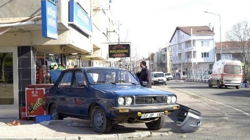 Otomobil Bakkala Dalmaktan Son Anda Kurtuldu: 4 Yaralı