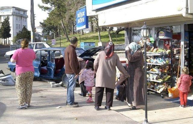 Otomobil Bakkala Dalmaktan Son Anda Kurtuldu: 4 Yaralı