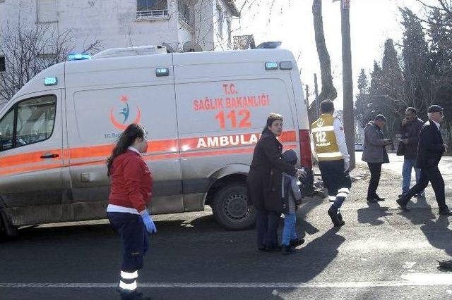 Otomobil Bakkala Dalmaktan Son Anda Kurtuldu: 4 Yaralı