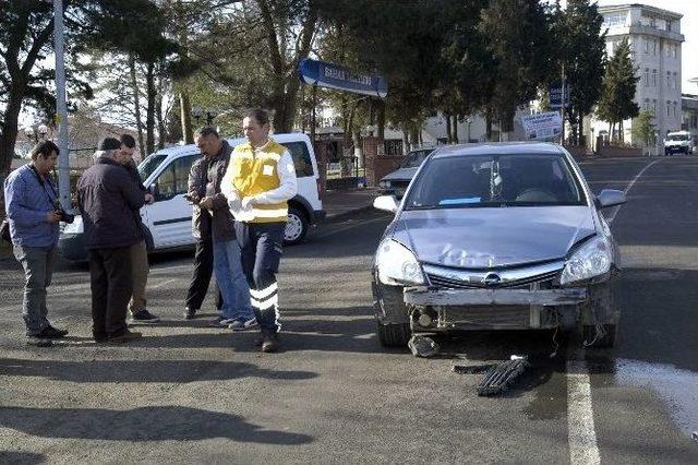 Otomobil Bakkala Dalmaktan Son Anda Kurtuldu: 4 Yaralı