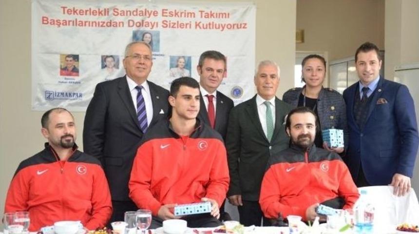 Başarılı Eskrimcilere Jest