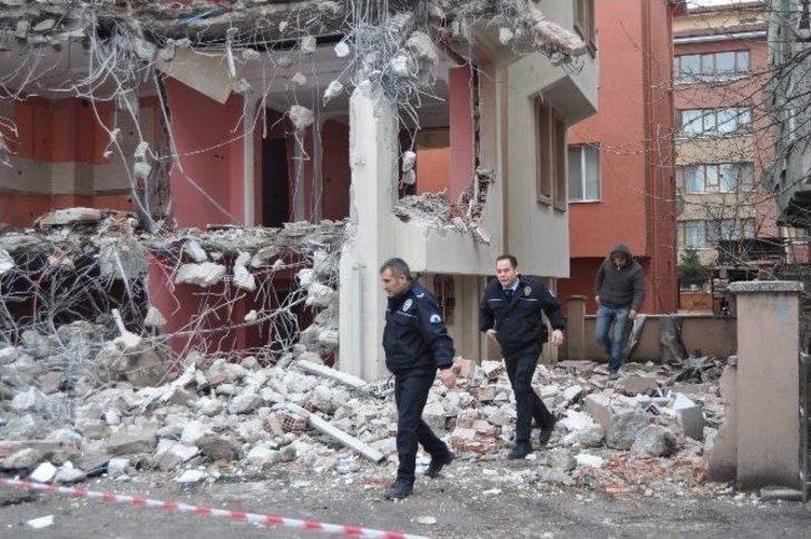 Kelepçeli Sanık Polisin Elinden Kaçtı G1