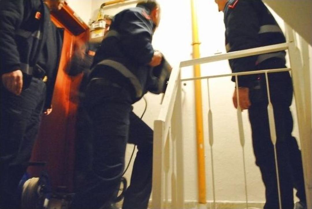 &Ccedil;anak Anten Takarken 5. Kattan Asans&ouml;r Boşluğuna D&uuml;şen Elektrik&ccedil;i Duvar Kırılarak Kurtarıldı