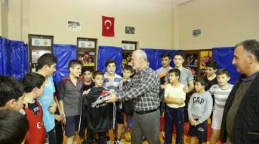 Sapanca Belediyesi Tarafından Sporculara Malzeme Dağıtımı Yapıldı