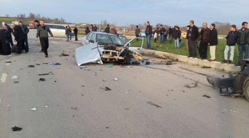Sakarya&rsquo;da İki Otomobil &Ccedil;arpıştı: 5 Yaralı