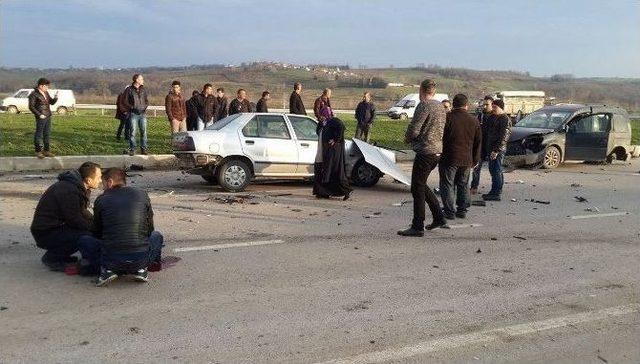 Sakarya’da İki Otomobil Çarpıştı: 5 Yaralı