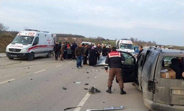 Sakarya’da İki Otomobil Çarpıştı: 5 Yaralı