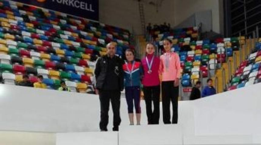 T&uuml;rkiye Salon Atletizm Yarışmasında Kırşehir Başarısı