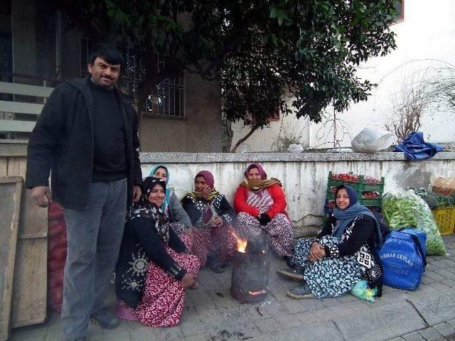 Pazarcılar Soğukta Ateş Yakarak Isınıyor 1
