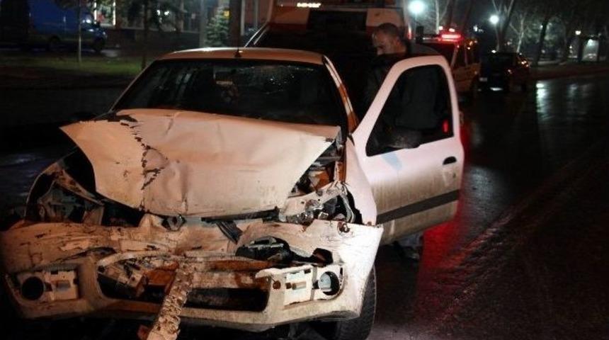 Otomobil İle Minib&uuml;s &Ccedil;arpıştı: 2 Yaralı