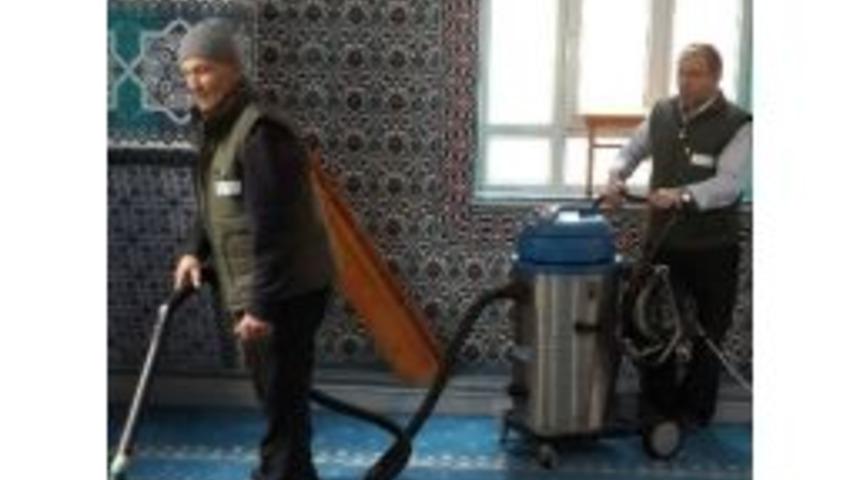 İzmit&rsquo;te Bir Ayda 33 Cami Temizlendi