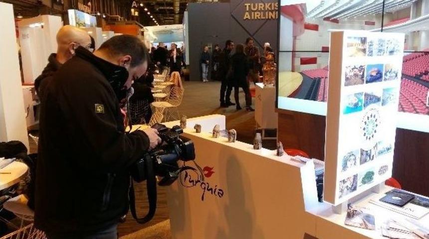 Bakan &Uuml;nal, İka Standı&rsquo;nı Ziyaret Etti