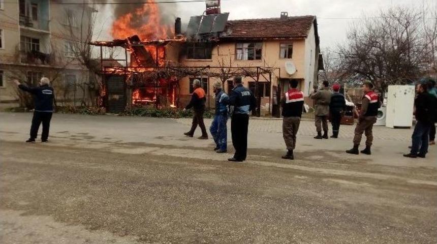 Bursa&rsquo;daki Yangında &Uuml;&ccedil; Ev K&uuml;le D&ouml;nd&uuml;