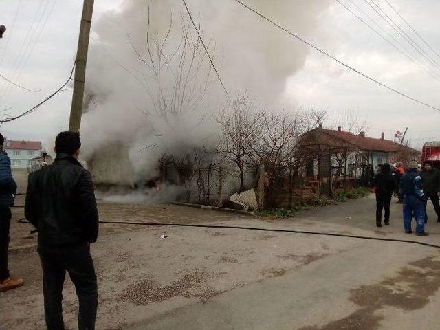 Bursa’daki Yangında Üç Ev Küle Döndü