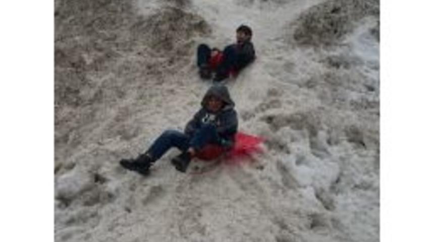 &Ccedil;ocuklar Kar Birikintilerini Eğlenceye &Ccedil;evirdi