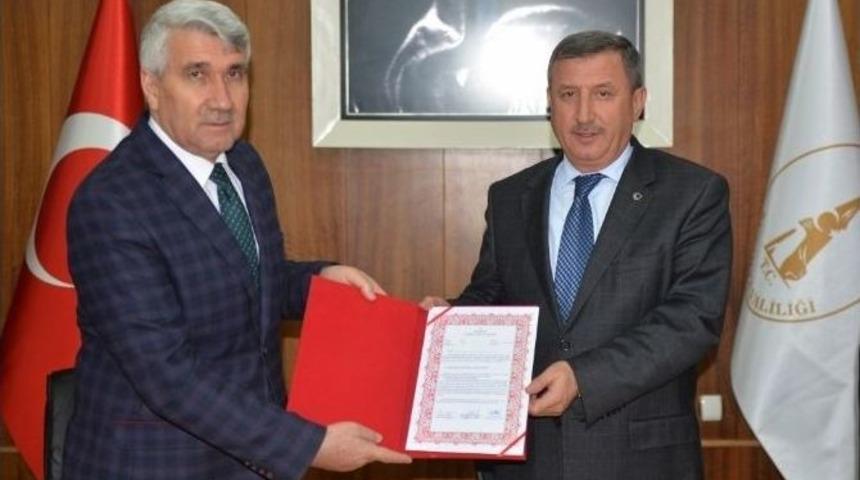 Vali Yılmaz&rsquo;a Teşekk&uuml;r Plaketi