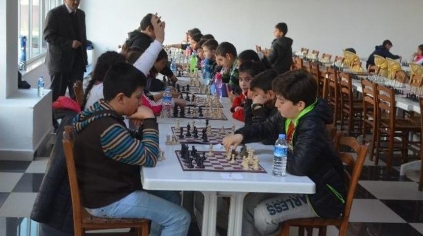 Burhaniyeli Satran&ccedil;&ccedil;ıların &Ouml;d&uuml;l Sevinci