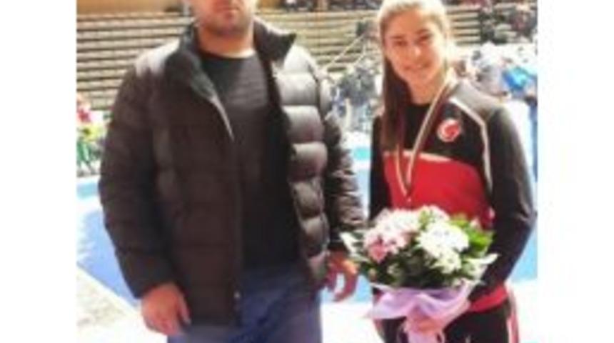 Milli G&uuml;reş&ccedil;i Kuş&ccedil;u Sofya&rsquo;dan &Uuml;&ccedil;&uuml;nc&uuml;l&uuml;kle D&ouml;nd&uuml;