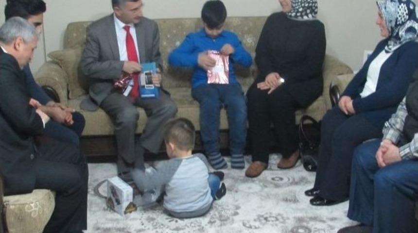 Vali Bektaş&rsquo;tan Koruyucu Aileye Ziyaret