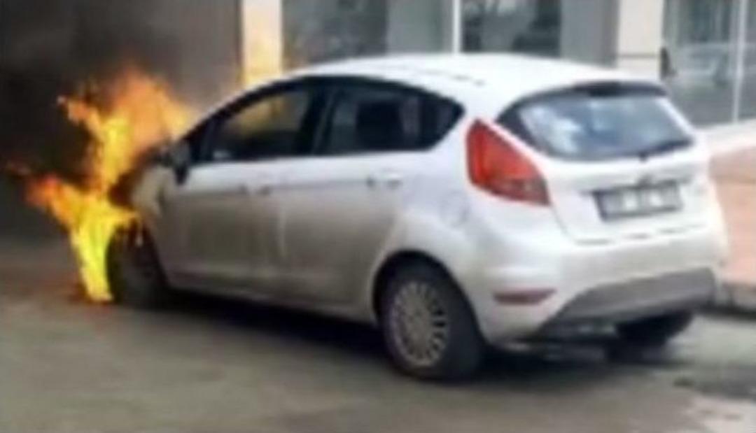 Park Halindeki Otomobil Alev Alev Yandı