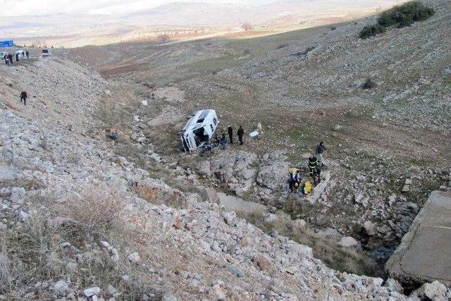 Gaziantep’te Yolcu Minibüsü Dereye Uçtu: 5 Yaralı