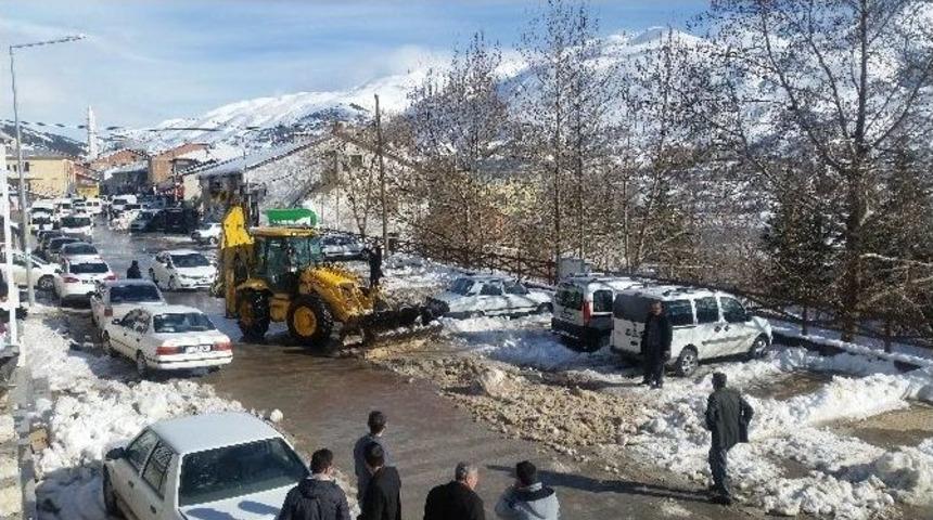 &Ccedil;elikhan Belediyesi Kar Temizliyor