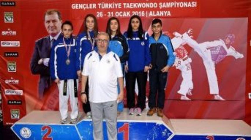 Bağcılarlı Karateci Gen&ccedil;ler T&uuml;rkiye Şampiyonu Oldu