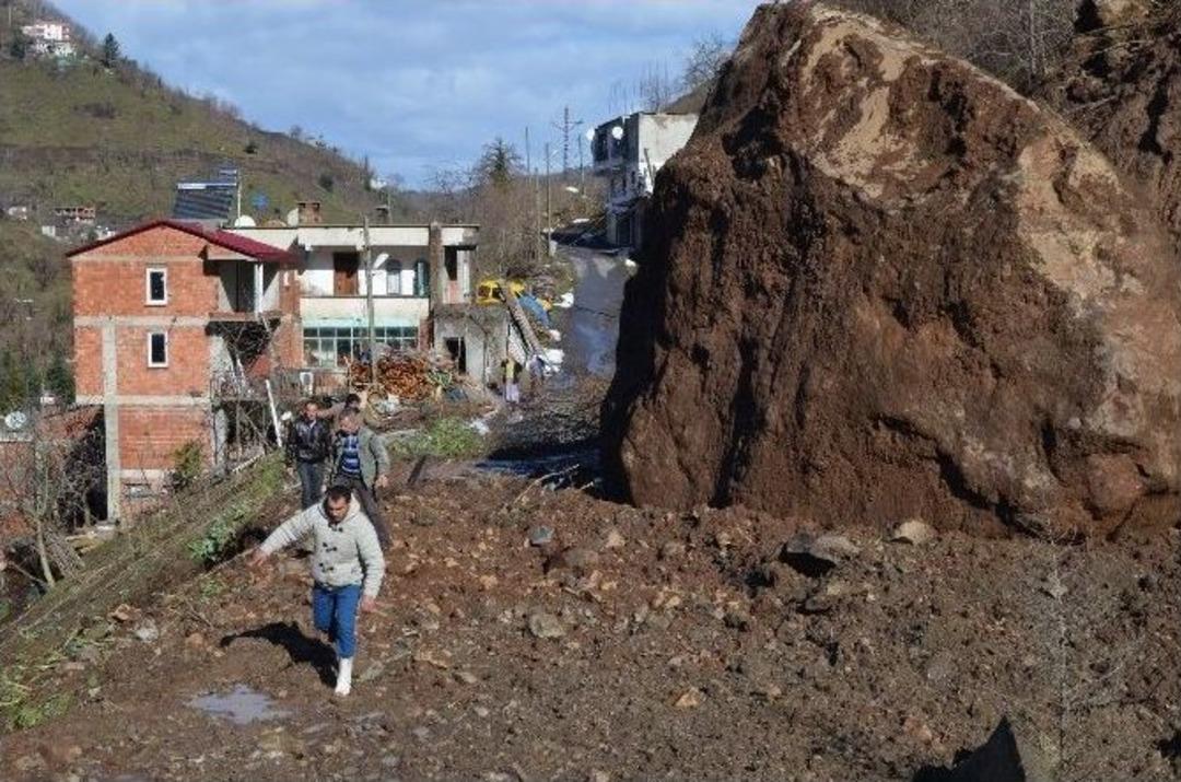 (&ouml;zel Haber) Heyelan Bir Mahalleyi Tehdit Ediyor