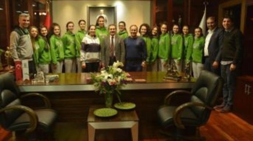 Başkan Ata&ccedil;&rsquo;tan Voleybolcu Kızlara &Ouml;d&uuml;l