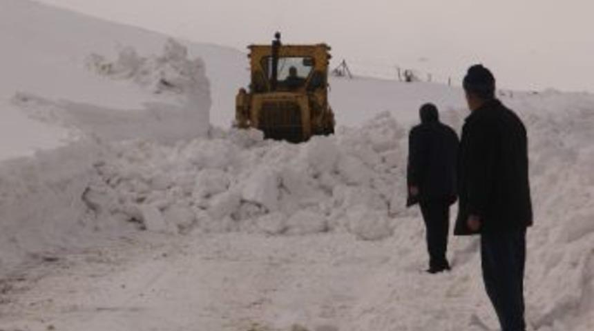 Elazığ’da Kar 45 Köy Yolunu Kapattı