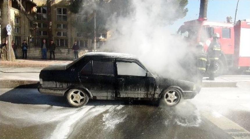 Otomobil Yol Ortasında Alev Aldı