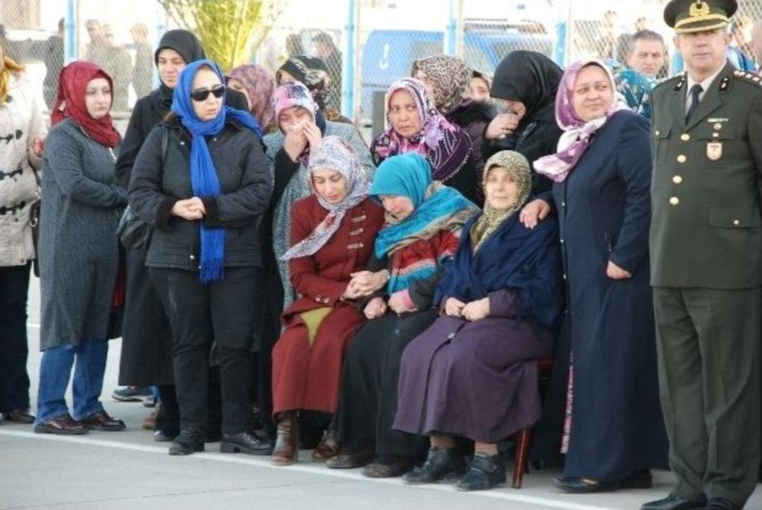 G&uuml;m&uuml;şhaneli Şehit Teğmen Erdoğan&rsquo;ın Cenazesi Askeri U&ccedil;akla Trabzon&rsquo;a Getirildi