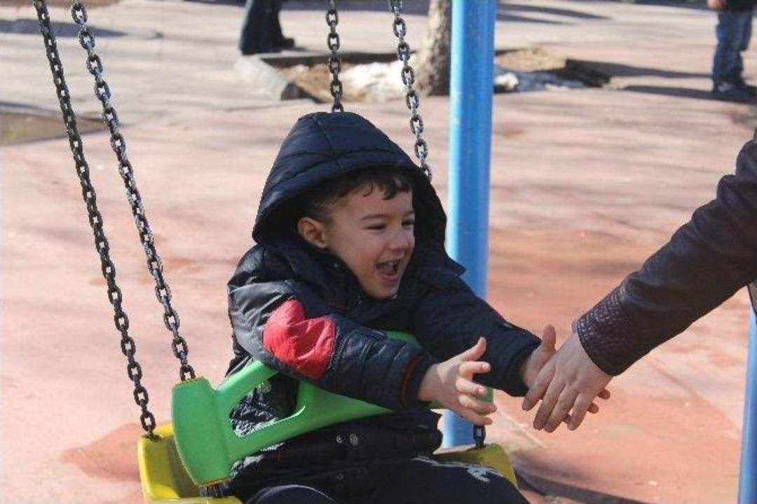 G&uuml;neş Y&uuml;z&uuml;n&uuml; G&ouml;sterince Park Ve Bah&ccedil;eler Şenlendi