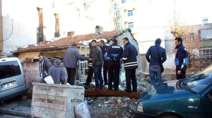 Metruk Evde Gaz Ka&ccedil;ağı Korkuttu