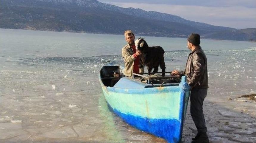 Adadaki Hasta Ke&ccedil;iyi Balık&ccedil;ı Teknesiyle Taşıdılar