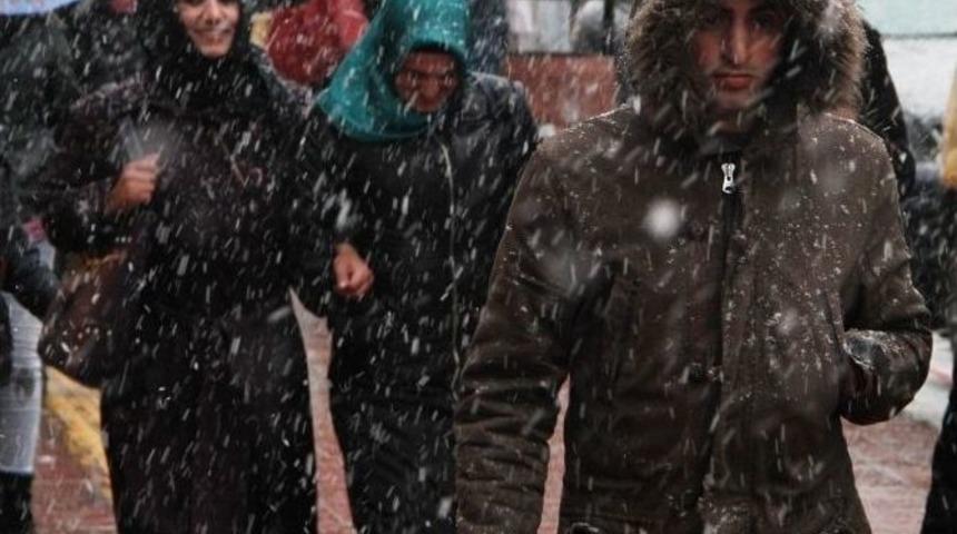 Van&rsquo;da Kar Yağışı