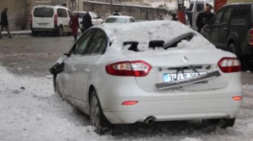 &Ccedil;atıda D&uuml;şen Kar K&uuml;tlesi Bir Aracı Kullanılamaz Hale Getirdi