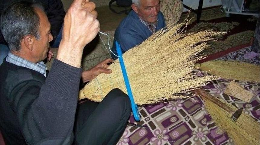 Erkekler &Ouml;r&uuml;yor, Kadınlar S&uuml;p&uuml;r&uuml;yor