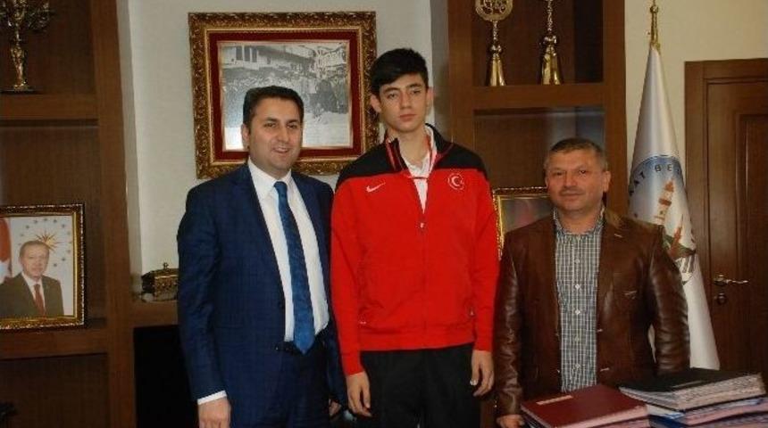 Şampiyon Sporcuya Ödül