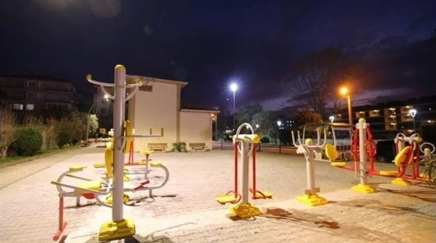 Çiftlikköy’de Parklar Gündüz Gibi Işıldıyor