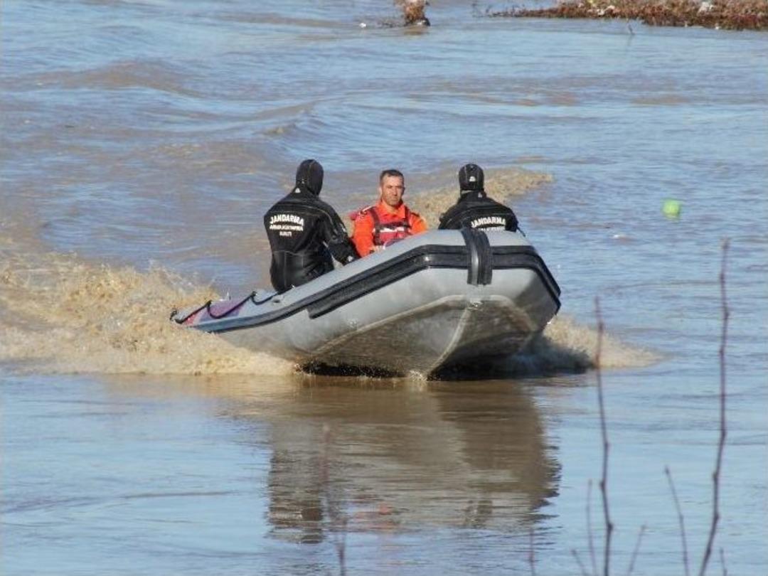 Irmakta Kaybolan Avcıyı J&ouml;ak Arıyor