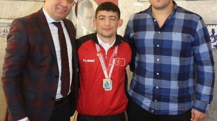 S&ouml;z&uuml;n&uuml; Tuttu Şampiyon Oldu