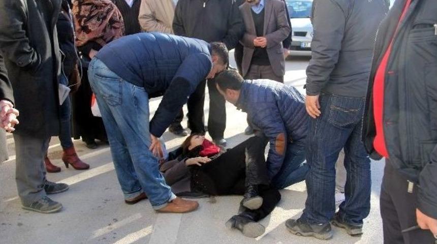 Geri Manevra Yapan Otomobil Yayaya &Ccedil;arptı