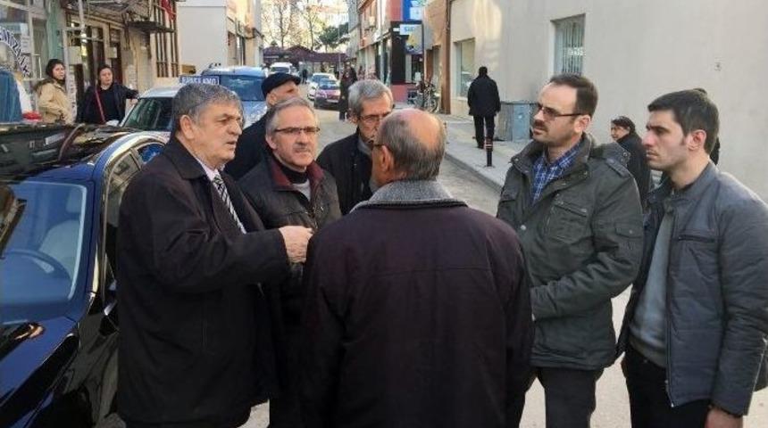 Demokrat Parti Tabelasını İndirip Kendi Reklam Tabelasını Taktılar