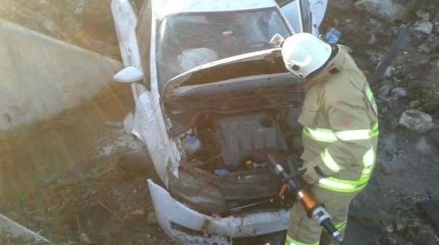 Balıkesir&rsquo;de Aracıyla 50 Metrelik Menfeze U&ccedil;tu: 2 Yaralı