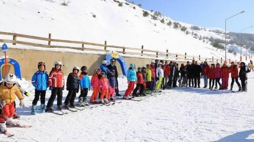 Sgk&rsquo;dan Yoksun Ve Dezavantajlı &Ccedil;ocuklar&rsquo;a Karne Hediyesi Kayak