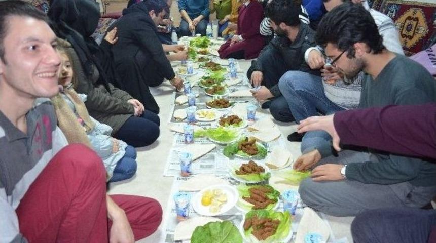 "g&uuml;ncel Okumalar Ve Yazar Buluşması" Projesi Afyonkarahisar Gen&ccedil;lik Merkezinde Başladı