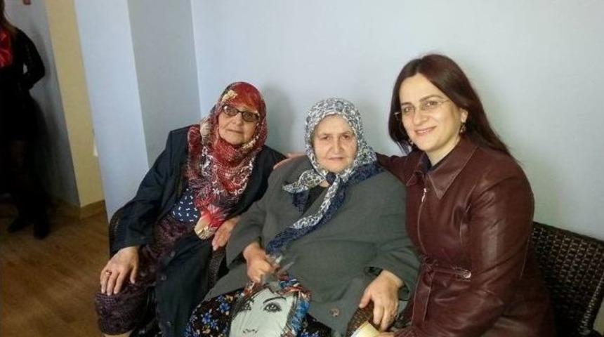Ak Partili Kadınlardan Yaşlılara Vefa Ziyareti