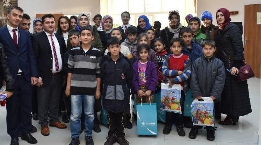 Ak Partili Kadınlardan &Ouml;ğrencilere Kırtasiye Yardımı