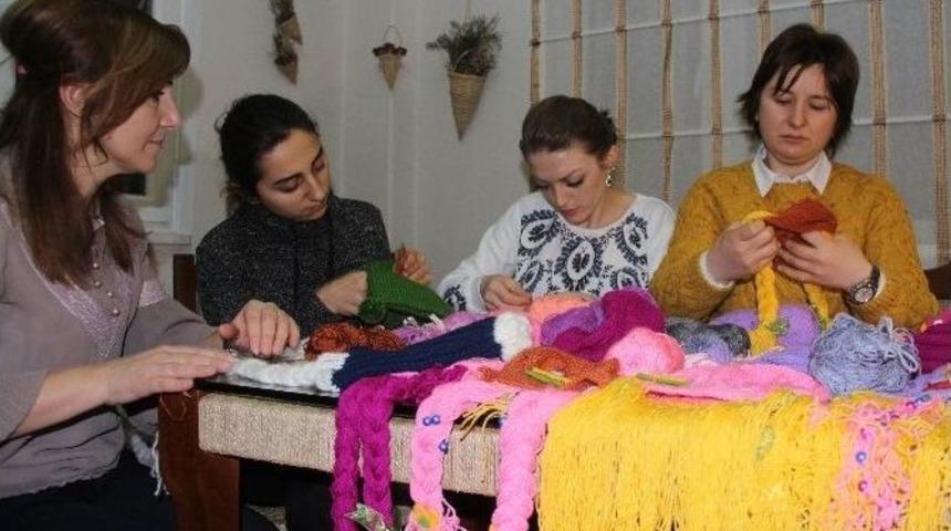 Mutlu Etmek İ&ccedil;in Sevgi İle &Ouml;rd&uuml;ler